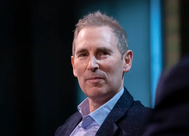 Andy Jassy, CEO de Amazon, anunció que la IA generativa impactará la estructura laboral de la compañía. FOTO: GETTY