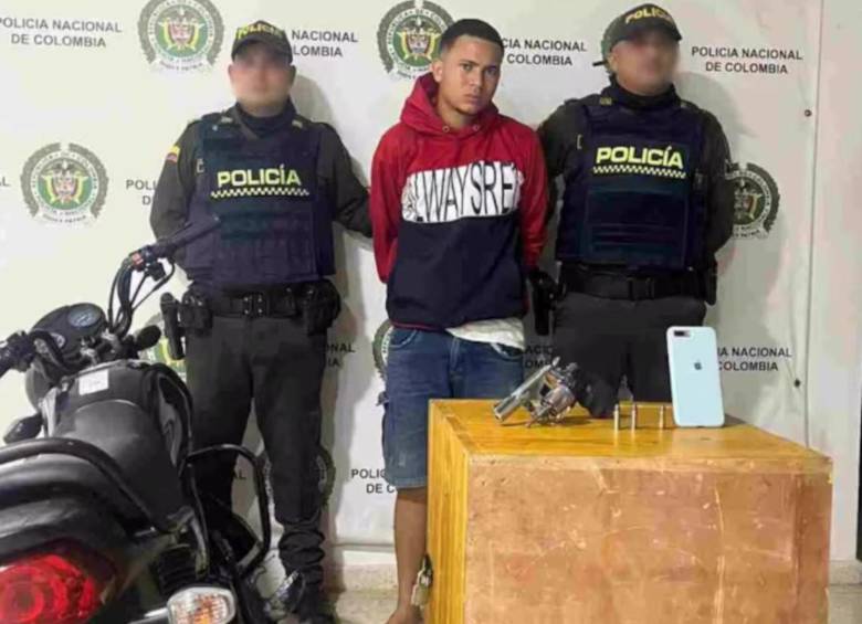 Heyler David, de 25 años, fue capturado por las autoridades junto a un revólver con tres cartuchos y una moto que estaba reseñada. Foto: Policía Cartagena