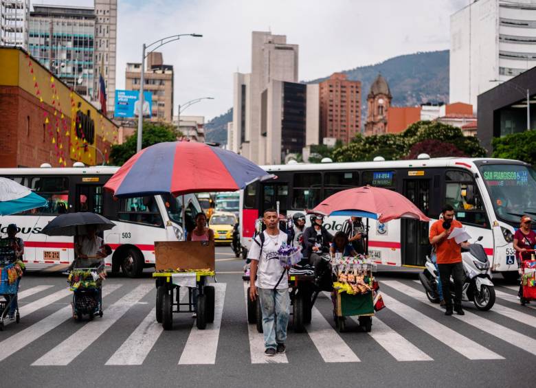 El pasado miércoles, un grupo de vendedores informales peregrinaron con el artista Hebert Rodríguez en el acto Desfile de carrazas. FOTO Cortesía David Robert