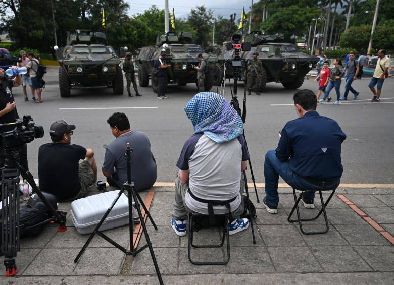 Algunos de los periodistas bloqueados para informar desde la frontera de Colombia y Venezuela. FOTO: AFP
