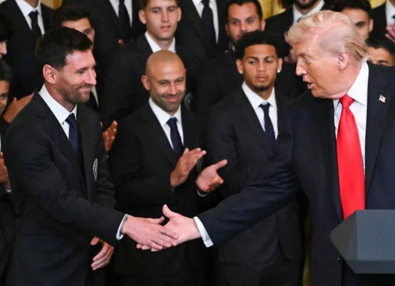 Messi estrechando su mano con Donald Trump. FOTO: Getty