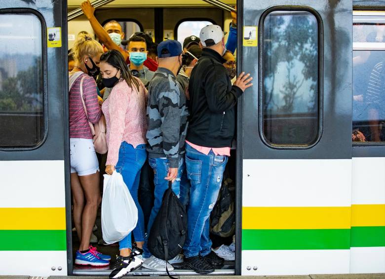 Las congestiones, según los expertos, no explican necesariamente los desmayos en el metro. El botón rojo es la opción inmediata para los reportes. FOTO Jaime Pérez