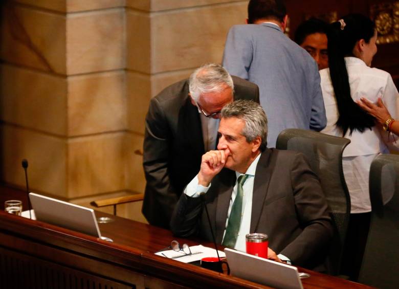 Los ministros Luis Fernando Velasco (Interior, quien figura sentado), y Guillermo Alfonso Jaramillo (Salud), lograron tramitar la iniciativa, pese a la ausencia de los verdes y las maniobras de la oposición. FOTO Colprensa