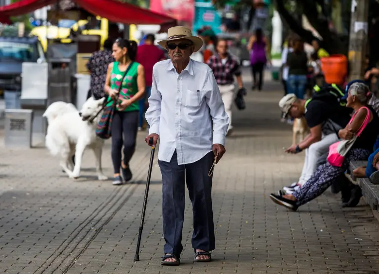Un estudio en casi 300 adultos con alto riesgo de desarrollar esta enfermedad neurodegenerativa revela que andar entre 5.000 y 7. 500. Foto: Camilo Suárez