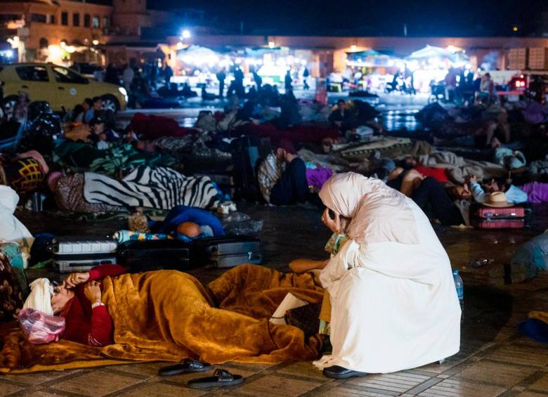 Cientos de personas se han agolpado en las plazas de las ciudades afectadas por el terremoto por el miedo a las réplicas. FOTO: AFP