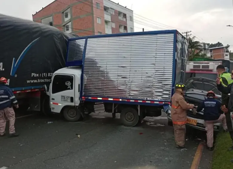 Los vehículos más afectados en el choque fueron el furgón y el particular de color gris. FOTO: REDES SOCIALES