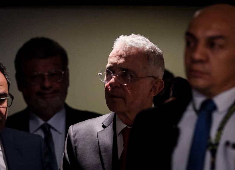El expresidente, Álvaro Uribe, se se defiente en juicio por presunto soborno a testigos. Foto: Colprensa
