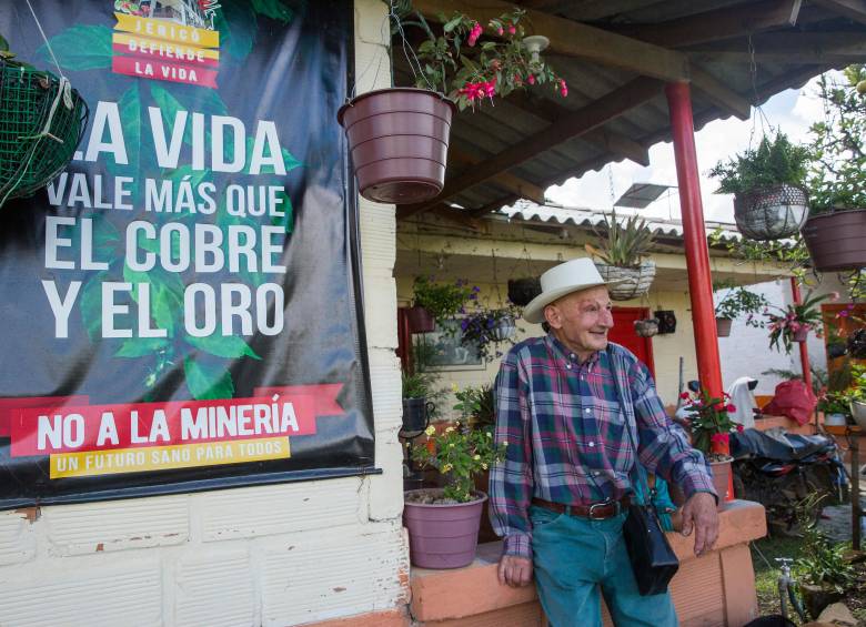 Porfirio Garcés, de 86 años, es uno de los 11 campesinos imputados por oponerse a un megaproyecto minero que divide a Jericó hace más de una década. FOTO JULIO CÉSAR HERRERA