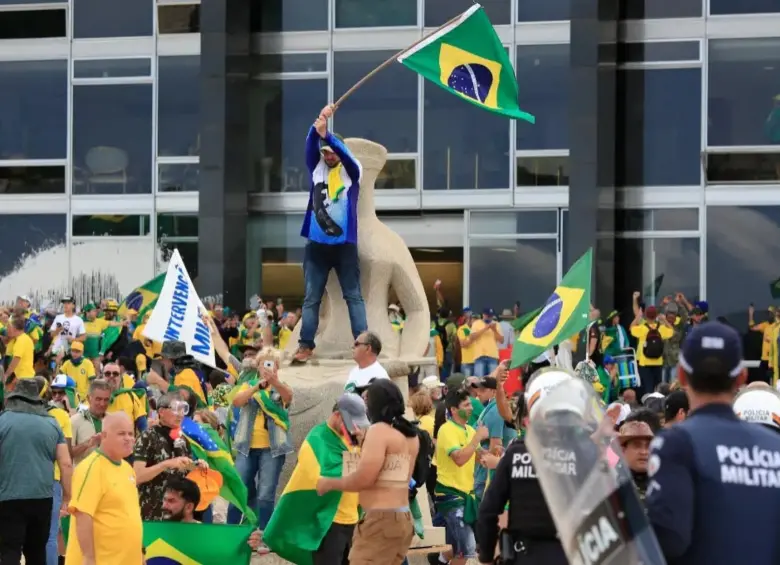 Simpatizantes de Jair Bolsonaro en medio de asalto a sedes del poder en Brasil, exigiendo su liberación. FOTO: AFP