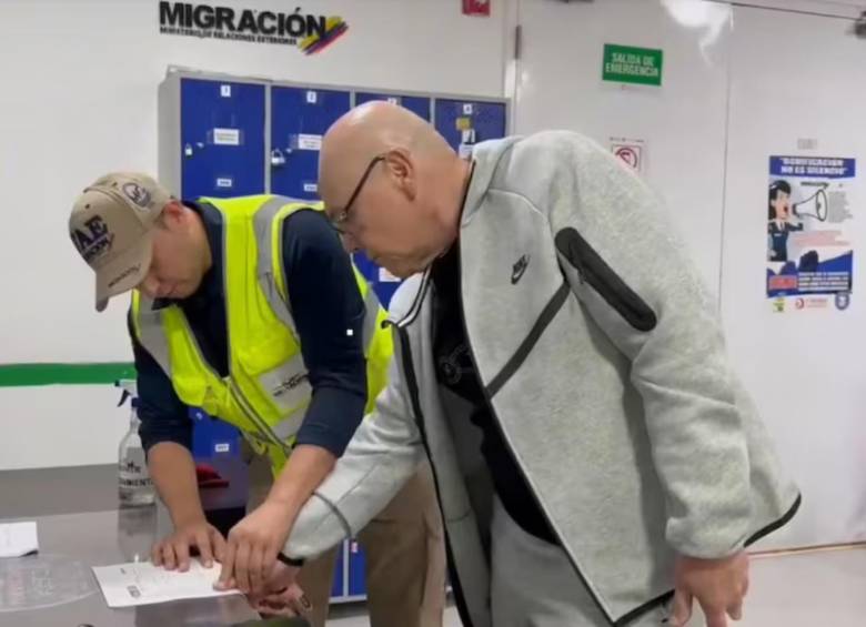 Tras cumplir 19 años de condena en Norteamérica por conspiración e interferencia a la justicia, Eugenio Montoya, el otrora encargado de administrar los millones del cartel del Norte del Valle quedó a disposición de la Dijín para encarar sus procesos pendientes en Colombia. FOTO: Migración Colombia