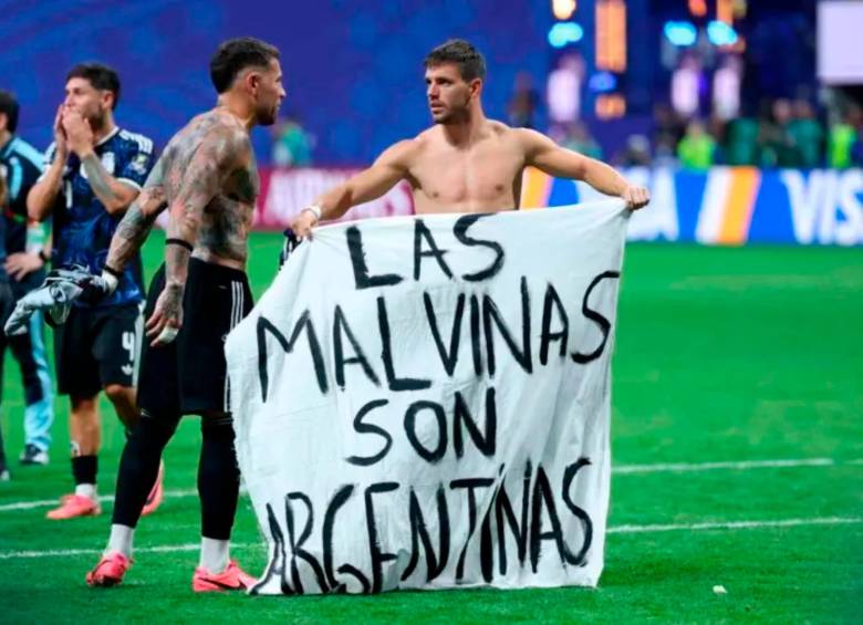 Los futbolistas argentinos mostraron una bandera con contenido político después de la semifinal del Mundial de Norteamérica. Foto: tomada de X 