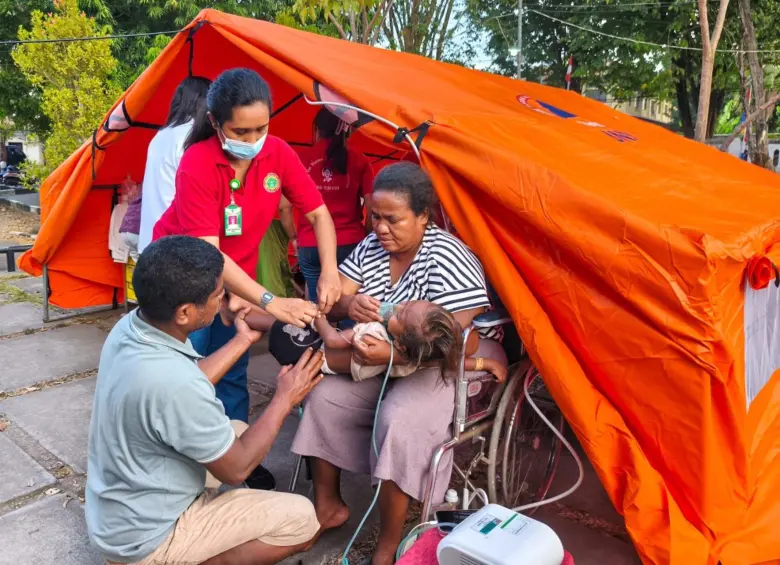 Un potente sismo de magnitud 7,7 sacudió el este de Indonesia este sábado, provocando la muerte de al menos 40 personas, decenas de heridos y la evacuación masiva de residentes en la isla de Flores tras la amenaza inicial de un tsunami. FOTO: AFP
