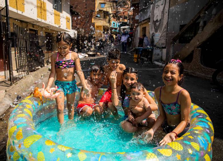 Una de las escenas más comunes en el recorrido que hizo EL COLOMBIANO fue niños disfrutando de sus piscinas inflables. Foto: Carlos Velásquez