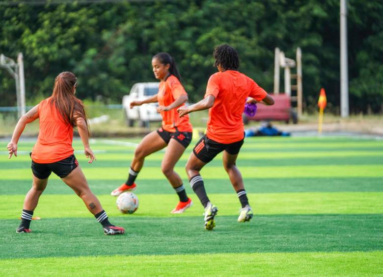 Maithé López (con el balón) podría ser titular con Colombia ante Venezuela por la expulsión de Gabriela Rodríguez. FOTO cortesía fcf