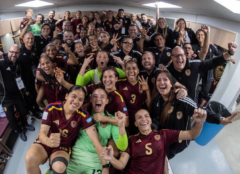 Las jugadoras de Venezuela tras su histórico triuunfo ante Perú. FOTO @FemeninoFVF