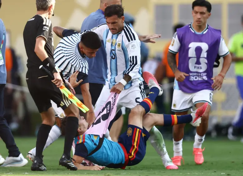 Diez fechas de suspensión, 90.000 dólares de multa y la sombra del escarmiento tras la final del Mundial 2026, mientras la AFA apunta a quemar las sanciones en la ventana de amistosos de septiembre para amortiguar el golpe. FOTO: AFP