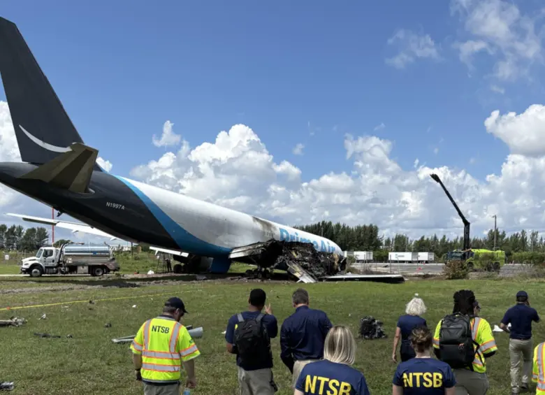 Avión de carga de Amazon tras salirse de la pista en el Aeropuerto Internacional de Miami. Foto: NTSB Newsroom