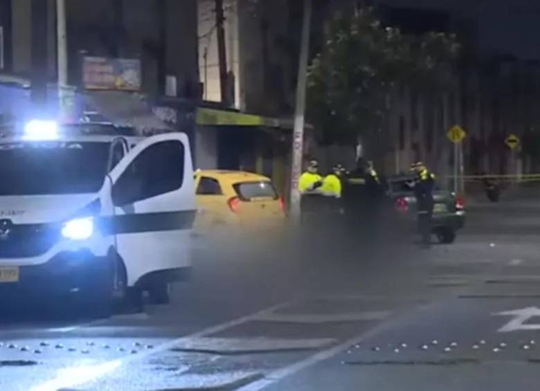 En la imagen se puede observar el lugar de los hechos con el carro verde particular y el taxi, involucrados en la colisión. FOTO: Captura video Twitter Noticias Caracol