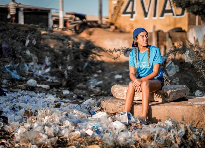 La bogotana Sara Samaniego es la mente creativa y el rostro detrás de Marce la Recicladora, el influyente personaje que educa sobre reciclaje, manejo adecuado de residuos y cuidados esenciales para el medio ambiente.FOTO CORTESÍA.