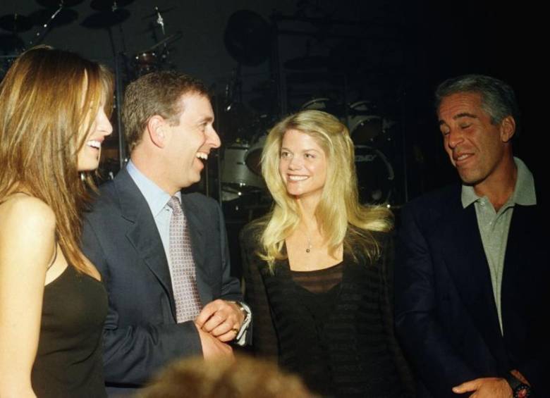 El expríncipe Andrés y su acompañante, junto a Jeffrey Epstein, en un evento público. FOTO: Getty