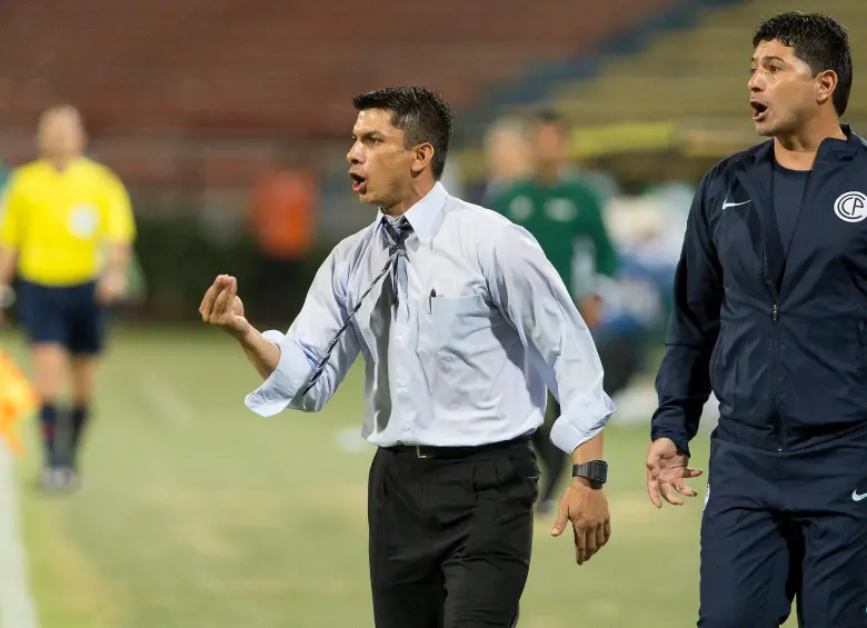 Gustavo Florentín en un compromiso de Copa Sudamericana contra Nacional en el Atanasio, cuando dirigía a Cerro Porteño. FOTO: Juan Antonio Sánchez