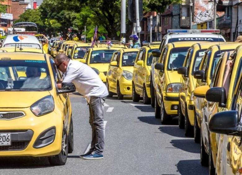 Los taxistas han considerado que se les ha vulnerado el derecho al trabajo, sobre todo porque se han visto afectados y molestos por dos temas importantes. Uber y el tema de aumento en la gasolina. FOTO: JUAN ANTONIO SÁNCHEZ