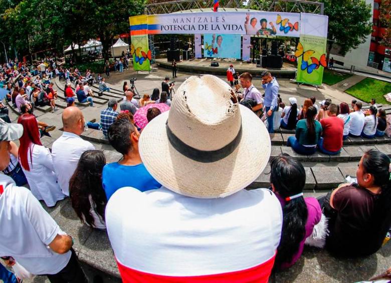 $!Una tarima fue ubicada en la capital del departamento de Caldas para seguir la transmisión de la posesión presidencial de Gustavo Petro. FOTO PRESIDENCIA DE LA REPÚBLICA
