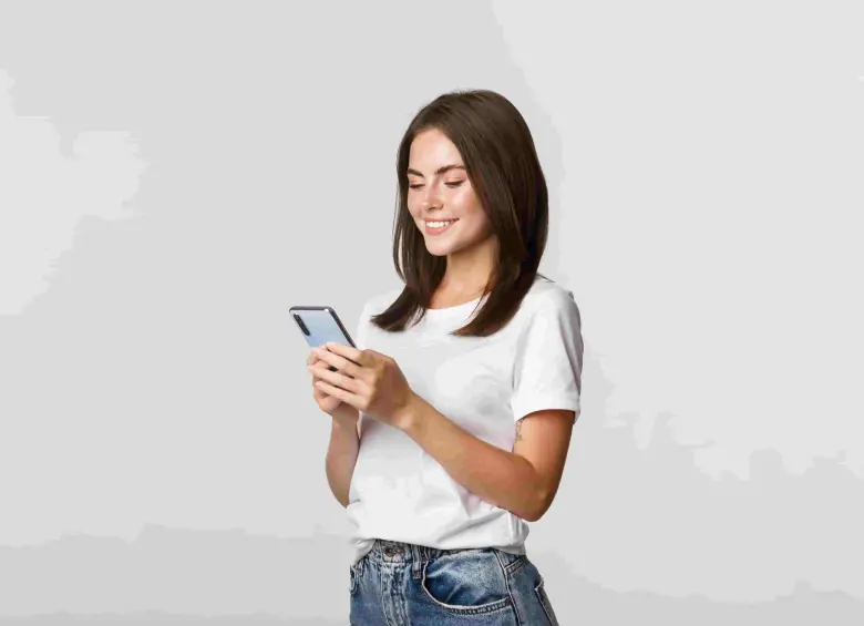 Algunos modelos de celulares ya permiten conectarse a la red satelital de Starlink sin antenas ni redes móviles. Foto, Freepik. 
