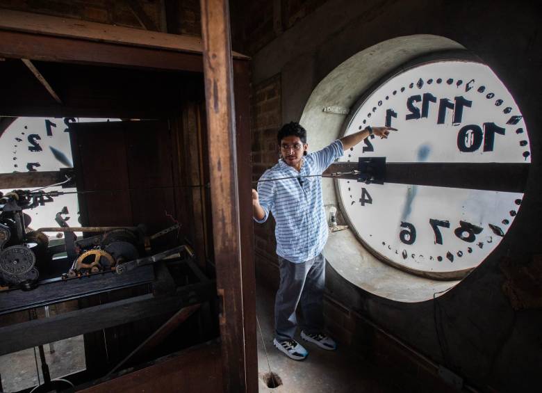 Ómar Portela en la torre del reloj de la iglesia del barrio Boston. Foto: Esneyder Gutiérrez