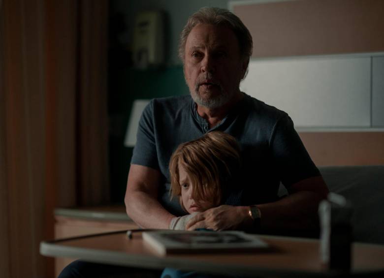 Billy Crystal y Jacobi Lupe, protagonisas de Before que se puede ver en Colombia en Apple TV+. FOTO Cortesía