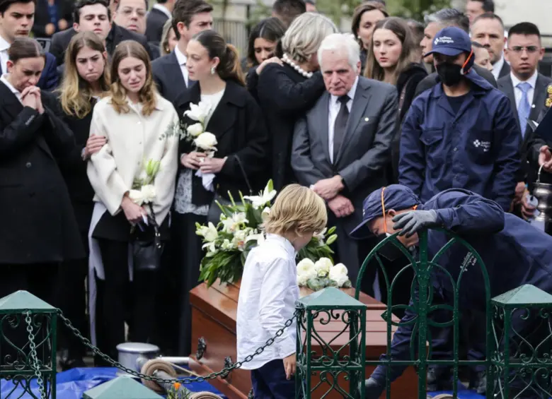 El pequeño Alejandro durante las exequias de su padre, Miguel Uribe, donde le dio el último adiós. FOTO: Colprensa