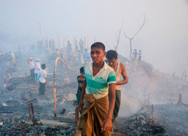 Refugiados rohingyas buscan sus pertenencias después de que estallara un incendio en el campo de refugiados de Balukhali en Ukhia, Cox’Äôs bazar, Bangladesh. FOTO EFE