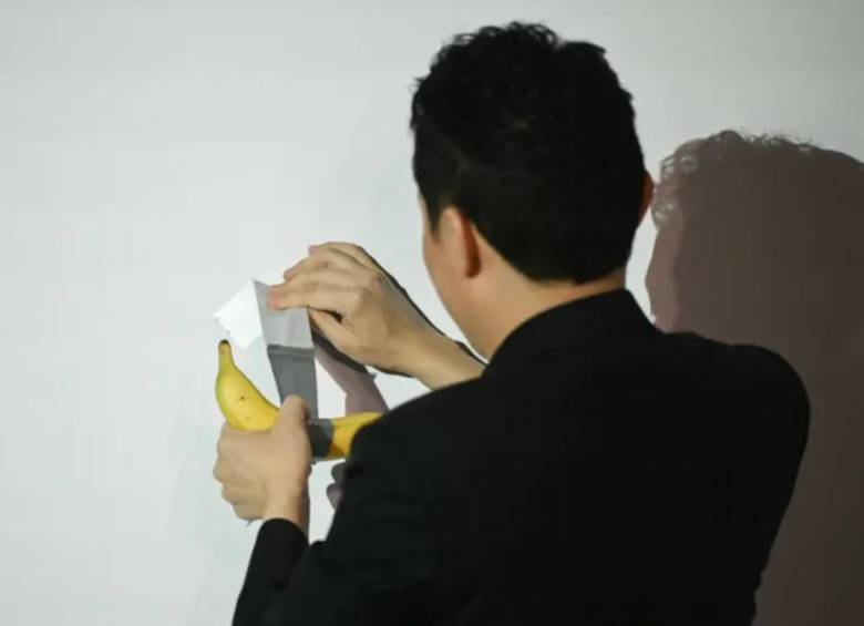 Sun despegando la banana de la pared. FOTO: GETTY