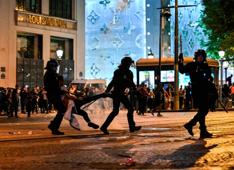 La madrugada en París fue caótica por cuenta de los desmanes. FOTO: AFP