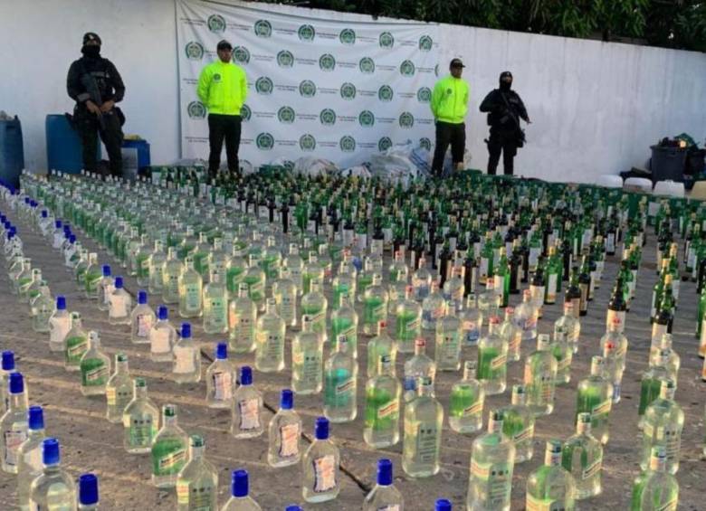 Según las autoridades, entre el licor adulterado había botellas de aguardiente, güisquis, aperitivos y ron, listas para ser comercializadas en dos barrios de Barranquilla. FOTO: POLICÍA METROPOLITANA BARRANQUILLA 