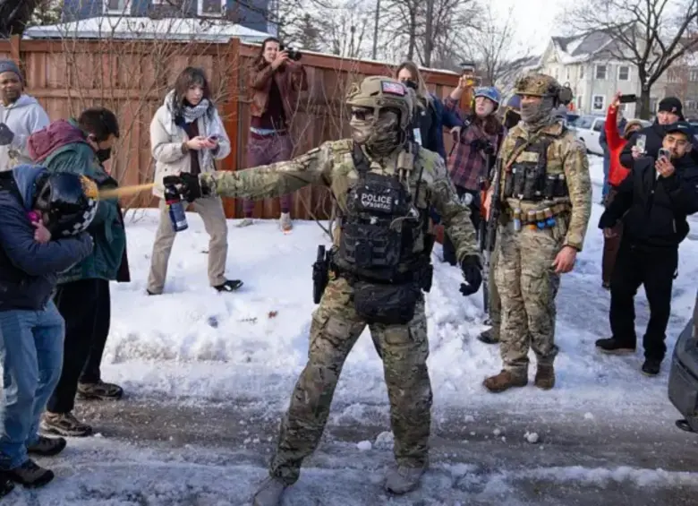 Los agentes del ICE contra los manifestantes en Minneapolis. FOTO: AFP