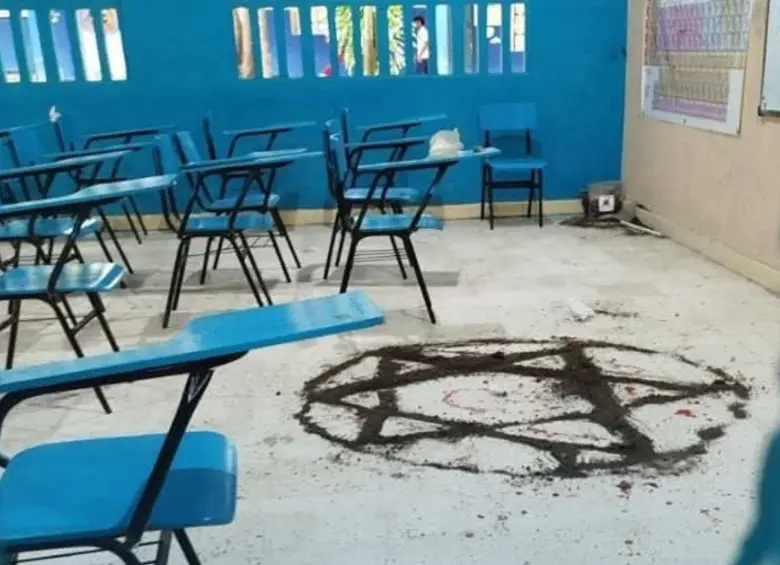 Estudiantes, padres de familia y miembros de la Institución Educativa Liceo Percy Vergara, en Corozal, Sucre, están a la expectativa de lo ocurrido tras el hallazgo de los símbolos. FOTO: REDES SOCIALES