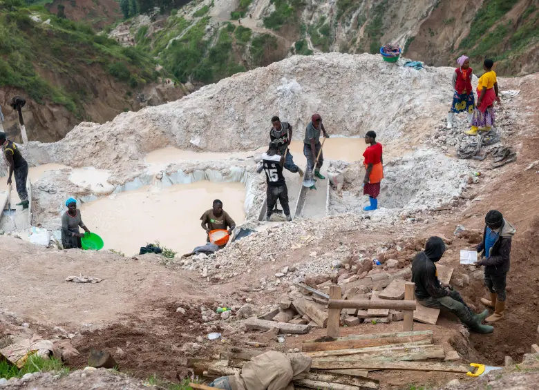 Mineros trabajando en una mina de coltán, en el poblado de Rubaya, en la República Democrática del Congo. En las tierras altas envueltas en niebla del territorio de Masisi, se desata una guerra silenciosa por el control de uno de los minerales más estratégicos del mundo. FOTO: Xinhua