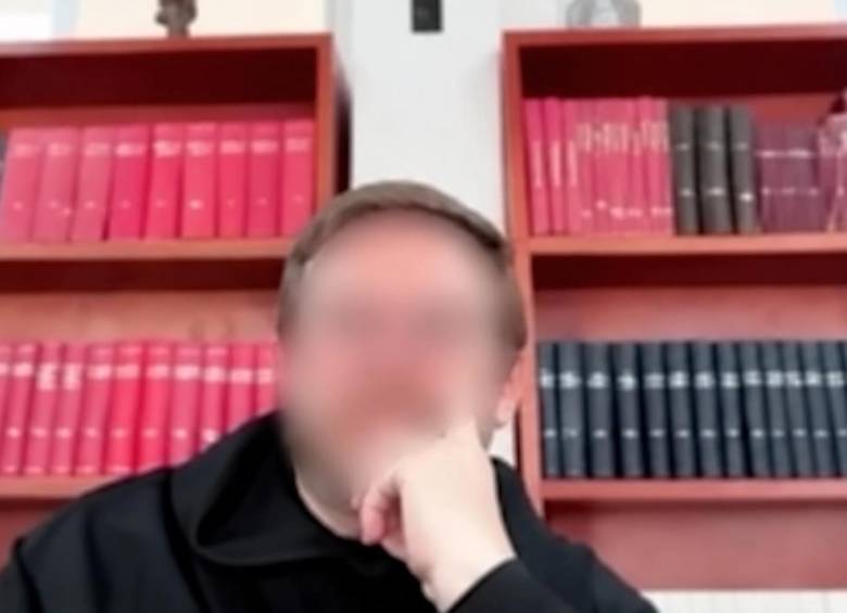 Aprovechando su rol como director de un monasterio y sacerdote vinculado a un reconocido colegio de la capital, Manuel Cely Silva habría llevado reiteradamente a un estudiante de solo seis años a áreas privadas para ejecutar actos de carácter sexual. FOTO: Captura de video Fiscalía General de la Nación.