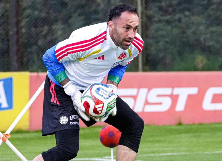 Con la mirada puesta en su tercera Copa del Mundo, el arquero David Ospina asumió el liderato en el inicio de los entrenamientos de la Selección Colombia en Bogotá. FOTO: FCF