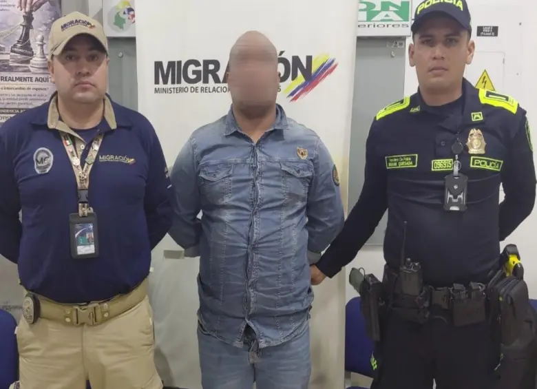 Uno de los detenidos por agentes migratorios y la Policía en el aeropuerto José María Córdova. FOTO: Cortesía