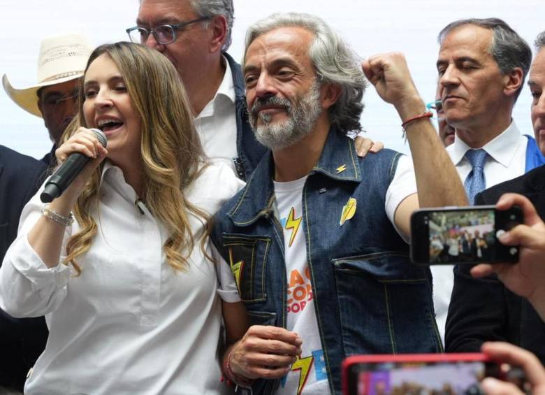 En el corazón de Bogotá y rodeado de la plana mayor de la “Gran Consulta por Colombia”, el candidato vicepresidencial explicó por qué decidió pactar con una de las figuras más fuertes de la derecha. FOTO: Tomada de redes sociales de @PalomaValenciaL