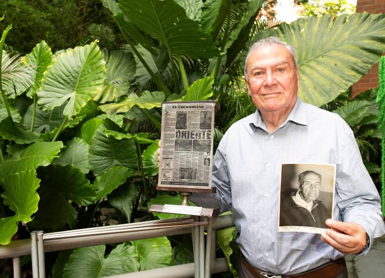 Hace cincuenta años Augusto Vásquez tuvo la idea de fundar un festival de trova en Medellín. Sostiene un retrato del trovador Salvo Ruiz y un premio a su labor cultural . FOTO Esneyder Gutiérrez
