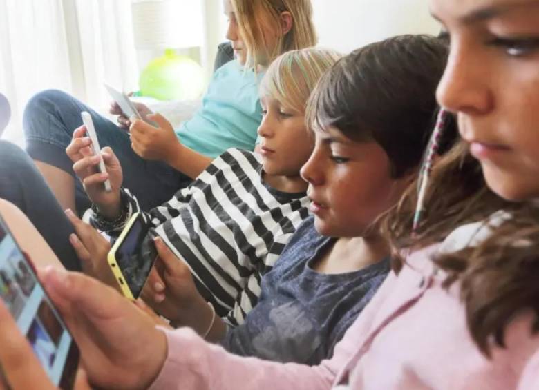 Los niños con celulares y en redes sociales. FOTO: Getty