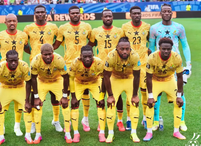 Mientras el vestuario de Ghana brilla con contratos multimillonarios de Europa, su arco está blindado por el jugador más barato de todo el torneo. FOTO: Tomada de redes sociales @GhanaBlackstars y @BenAsare16_