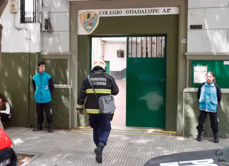 La explosión que dejó al menos a cinco estudiantes heridos ocurrió en el Colegio Guadalupe en Palermo, Argentina. Foto: Marco Brindicci, La Nación. 