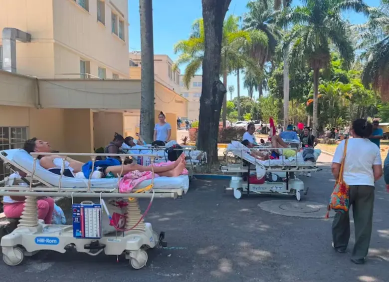 Los pacientes siendo atendidos afuera del hospital tras ser evacuados. FOTO: Gobernación del Valle