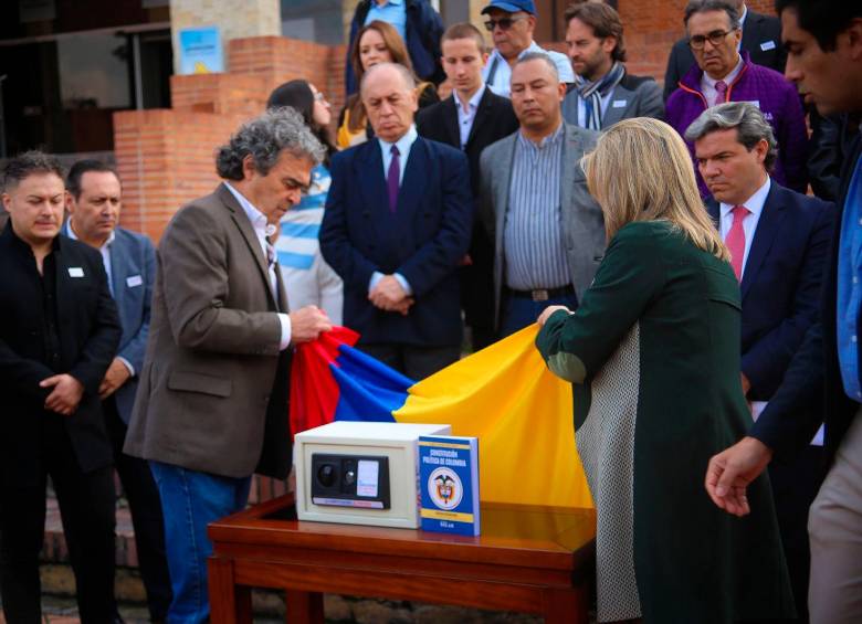 El candidato presidencial radicó el comité “promotor del referendo para cuidar la Constitución del 91” en la Registraduría Nacional. Foto: Colprensa