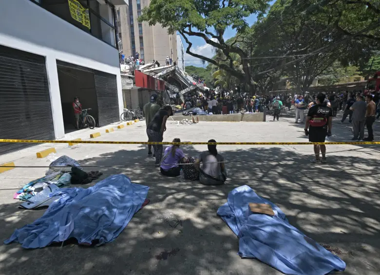 Algunas de las víctimas por el terremoto en el país. FOTO: AFP