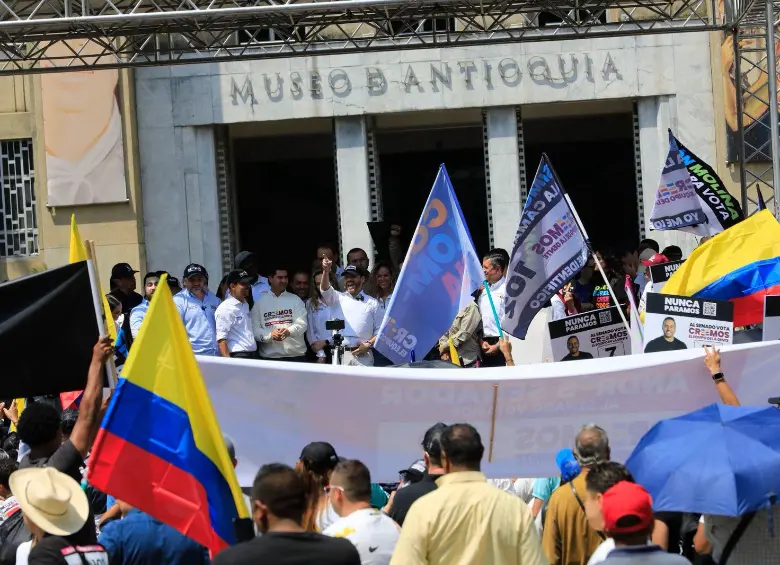 El candidato presidencial Abelardo de la Espriella durante el mitin en la Plaza Botero. FOTO Camilo Suárez